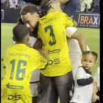 Emoção e Carinho: Neymar atrai abraço coletivo de crianças em partida contra o Mirassol