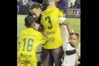 Emoção e Carinho: Neymar atrai abraço coletivo de crianças em partida contra o Mirassol