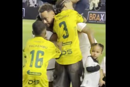 Emoção e Carinho: Neymar atrai abraço coletivo de crianças em partida contra o Mirassol