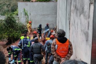 Homem é resgatado consciente após ficar soterrado até a cintura em São Bernardo do Campo