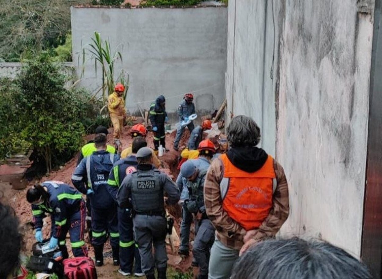 Homem é resgatado consciente após ficar soterrado até a cintura em São Bernardo do Campo