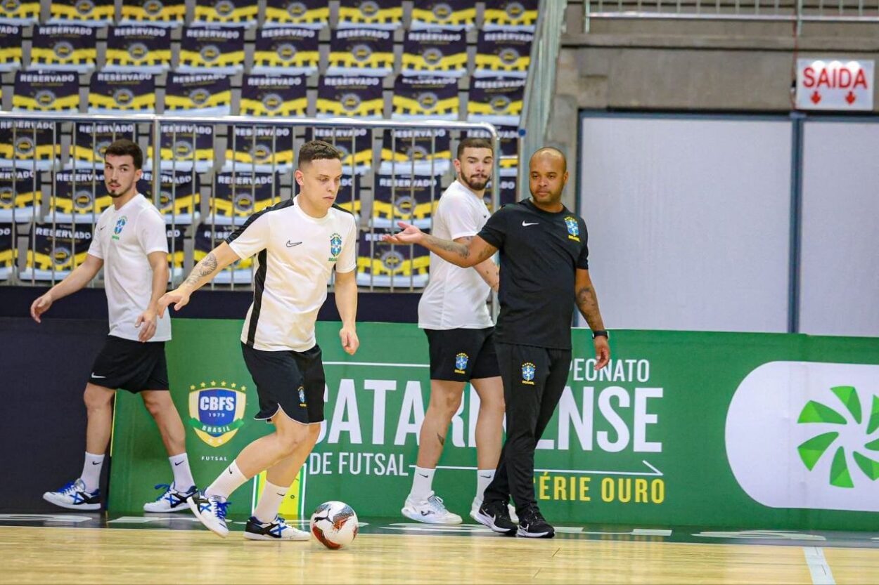Técnico da seleção brasileira sub-20 de futsal faz 'treino surpresa' para garotos do PEC e realiza o sonho da garotada