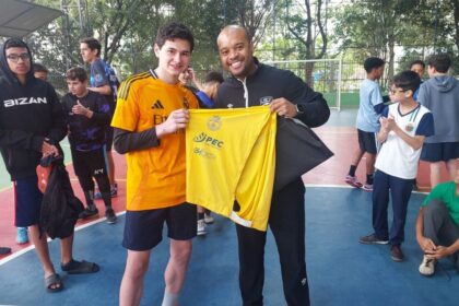 Depois de cumprimentar um a um os garotos e se apresentar para quem ainda não o conhecia (eram poucos), Cafu avisou o que tinha ido fazer ali na quadra
