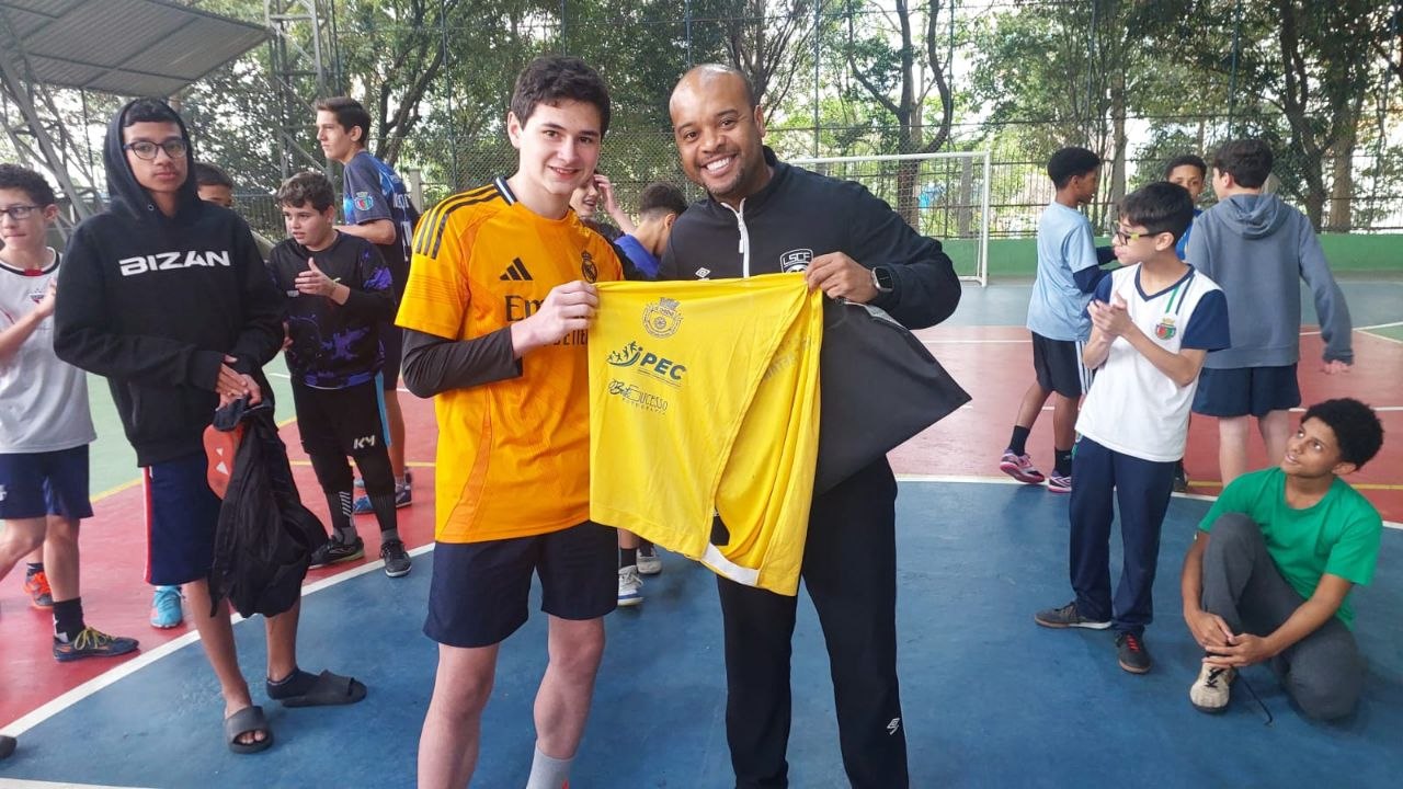Depois de cumprimentar um a um os garotos e se apresentar para quem ainda não o conhecia (eram poucos), Cafu avisou o que tinha ido fazer ali na quadra