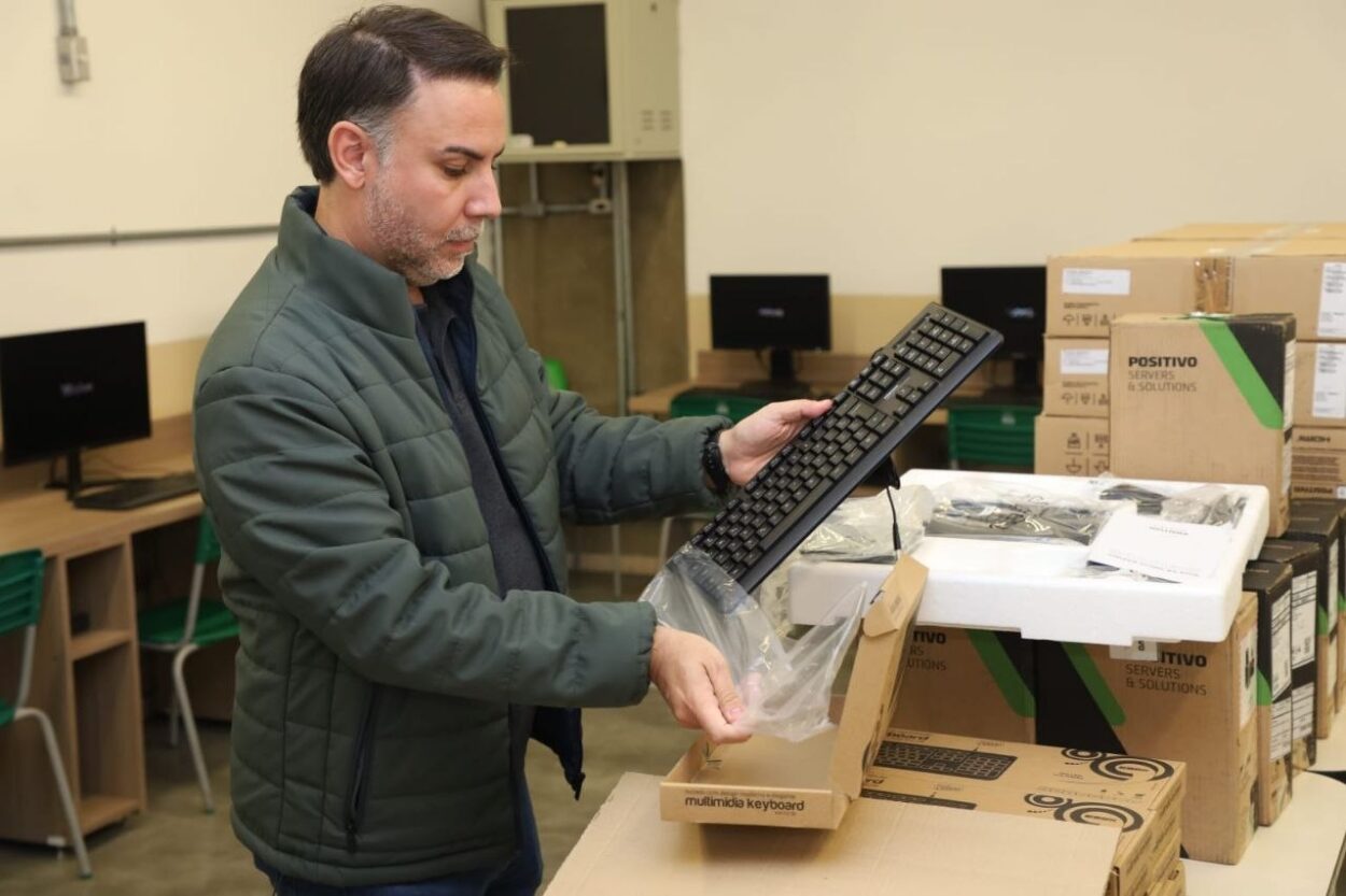 Santo André amplia informatização em escolas municipalizadas com novos computadores em sala de aula