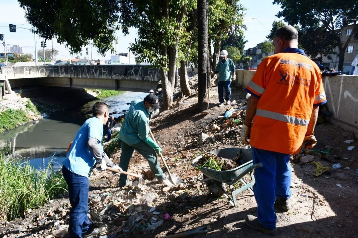 Santo André realiza obras para recuperar margem do Ribeirão dos Meninos