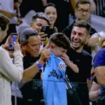 Neymar presenteia garoto corintiano, mas confusão exige escolta policial na Neo Química