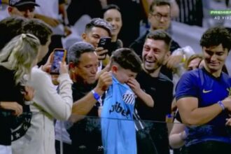 Neymar presenteia garoto corintiano, mas confusão exige escolta policial na Neo Química