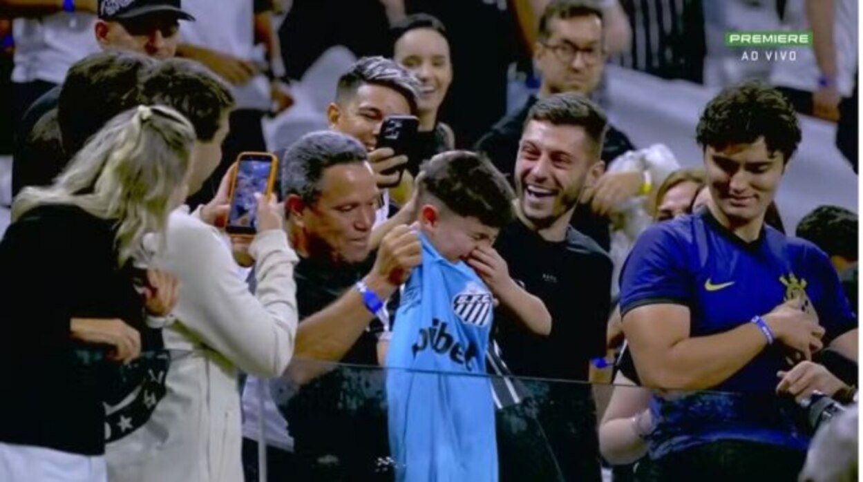 Neymar presenteia garoto corintiano, mas confusão exige escolta policial na Neo Química