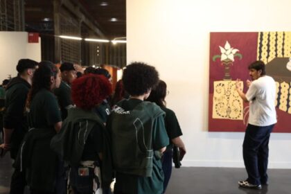 Jovens do Projeto Pescar conhecem a SP-Arte Rotas após oficina com Hiram Latorre