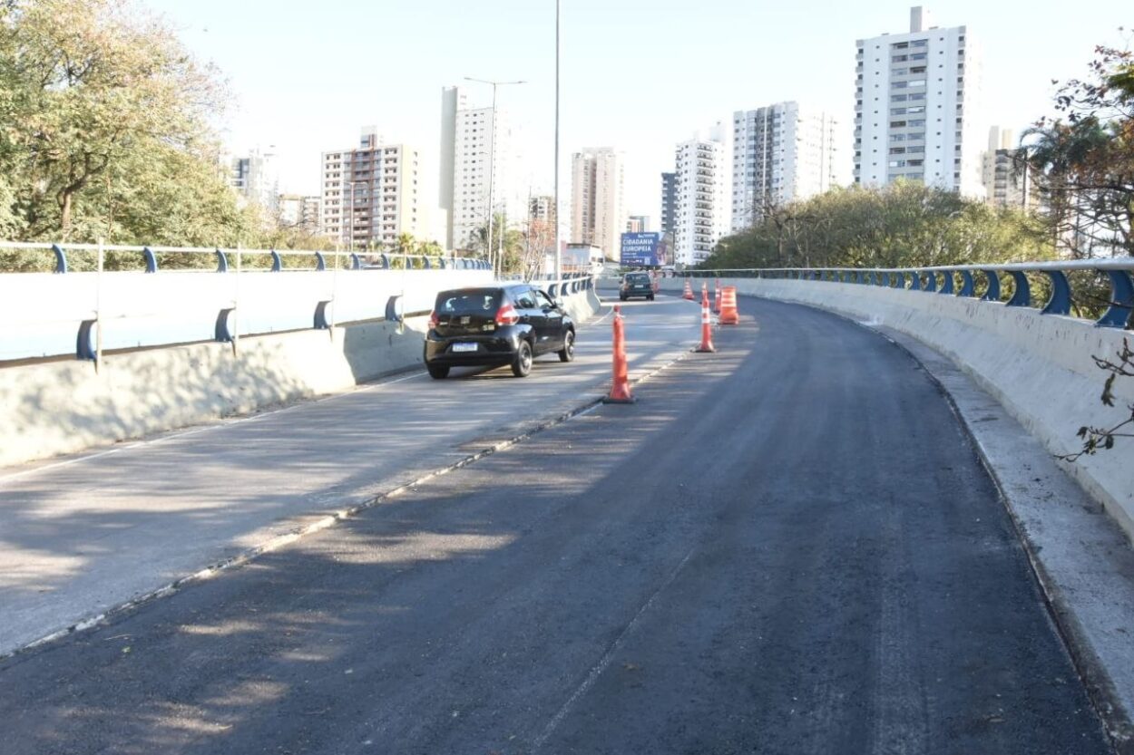 Terceira faixa do Viaduto Juscelino Kubitschek é liberada para tráfego de veículos