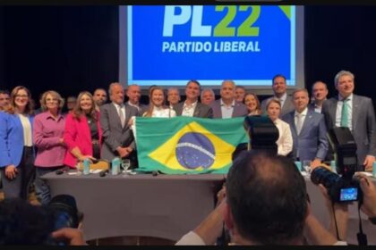Flávio Bolsonaro anuncia Alfredo Gaspar como candidato a vice-presidente