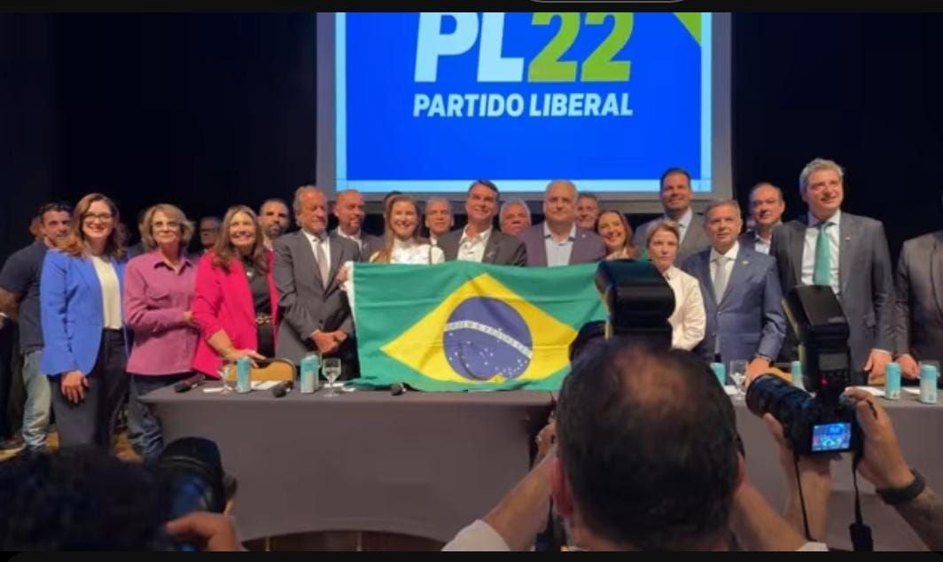Flávio Bolsonaro anuncia Alfredo Gaspar como candidato a vice-presidente