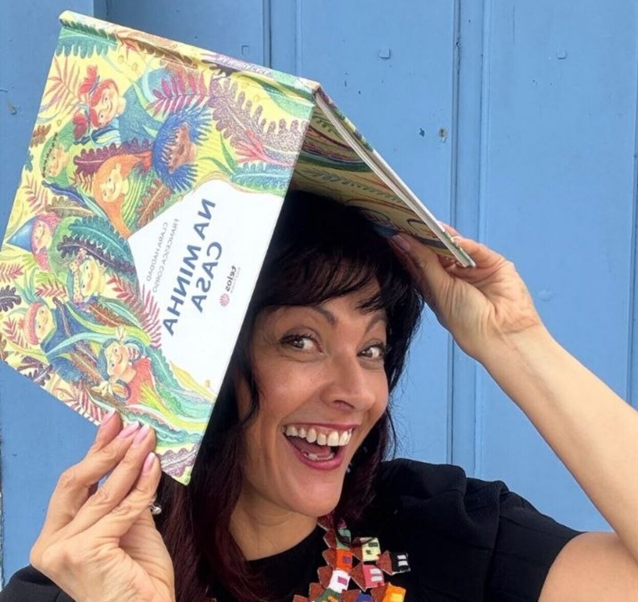 Clara Haddad lança o livro "Na Minha Casa" na Sabença Livraria, em Santo André