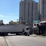 Carreta atravessa na rua Moinho Fabrini e trava o trânsito nos dois sentidos em São Bernardo 