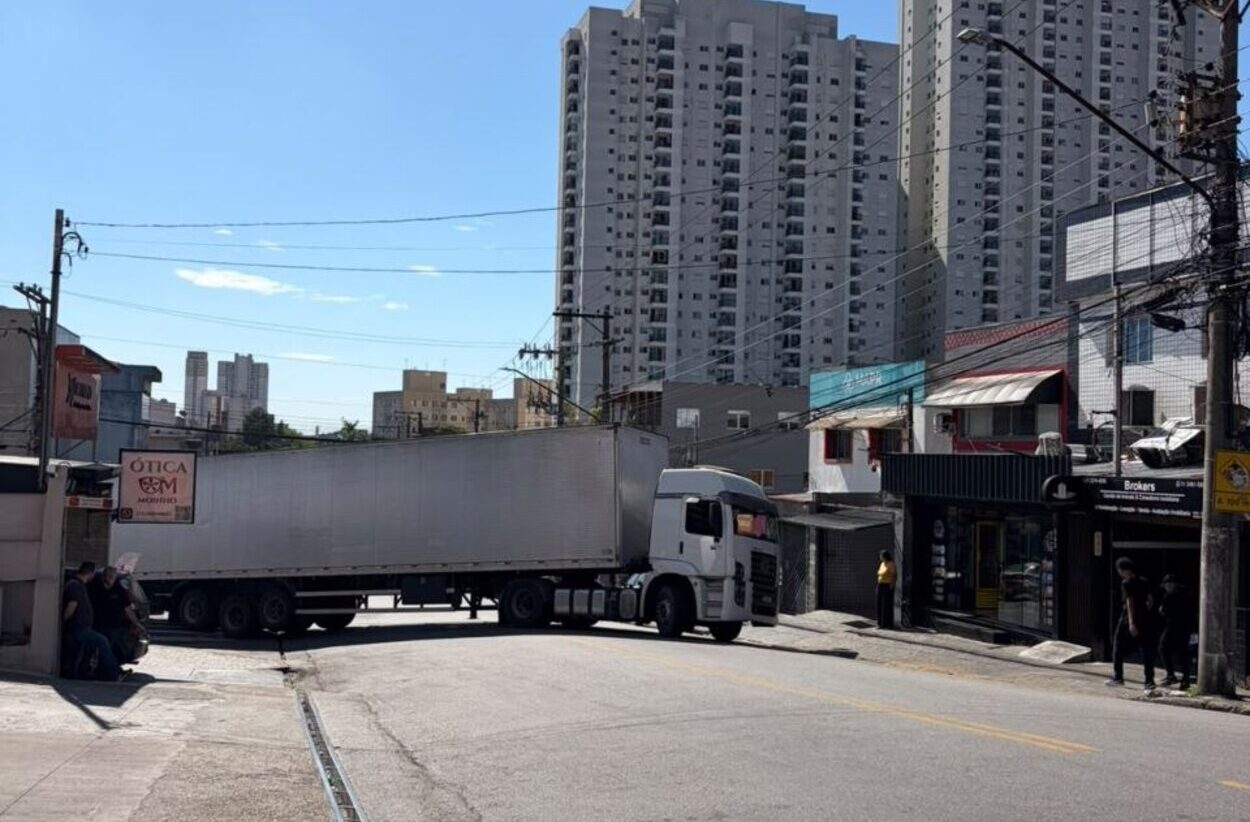Carreta atravessa na rua Moinho Fabrini e trava o trânsito nos dois sentidos em São Bernardo 