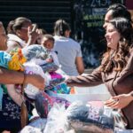 Jéssica Roberta entrega mais de 1,5 mil kits da Campanha do Agasalho para moradores do Morro da Kibon