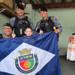 GCM de São Caetano realiza sonho de criança com TEA e entrega bandeira da cidade em seu aniversário