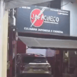 Carro invade restaurante japonês e por pouco não atinge crianças em Diadema