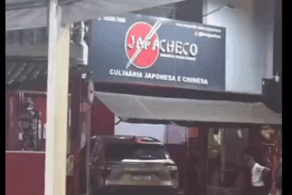 Carro invade restaurante japonês e por pouco não atinge crianças em Diadema