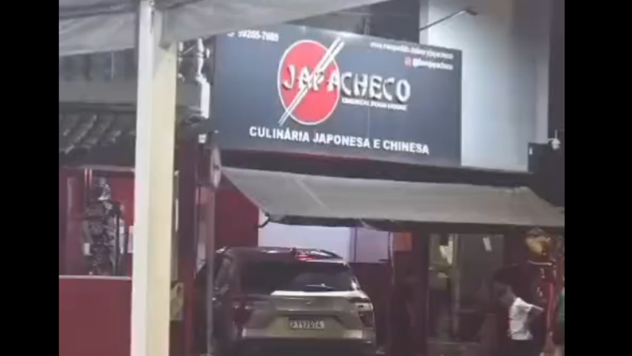 Carro invade restaurante japonês e por pouco não atinge crianças em Diadema
