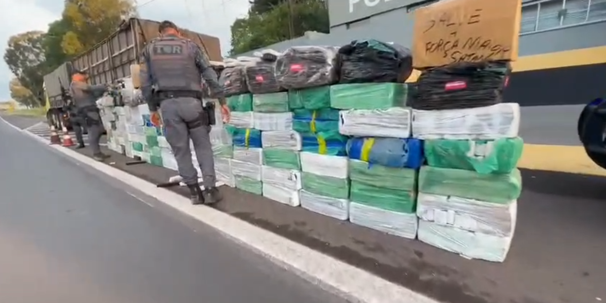 Carga enorme: quase 3 toneladas de maconha são encontradas em caminhão no interior de SP