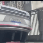 Carro capota e complica trânsito na Travessa Paulo Afonso, em São Bernardo