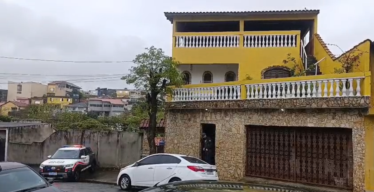 Corpo de mulher é encontrado enterrado sob o piso de casa na Zona Leste de São Paulo; casal é investigado