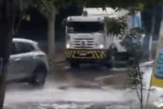 Vazamento na Avenida Prestes Maia causa alagamento e alerta motoristas em São Bernardo