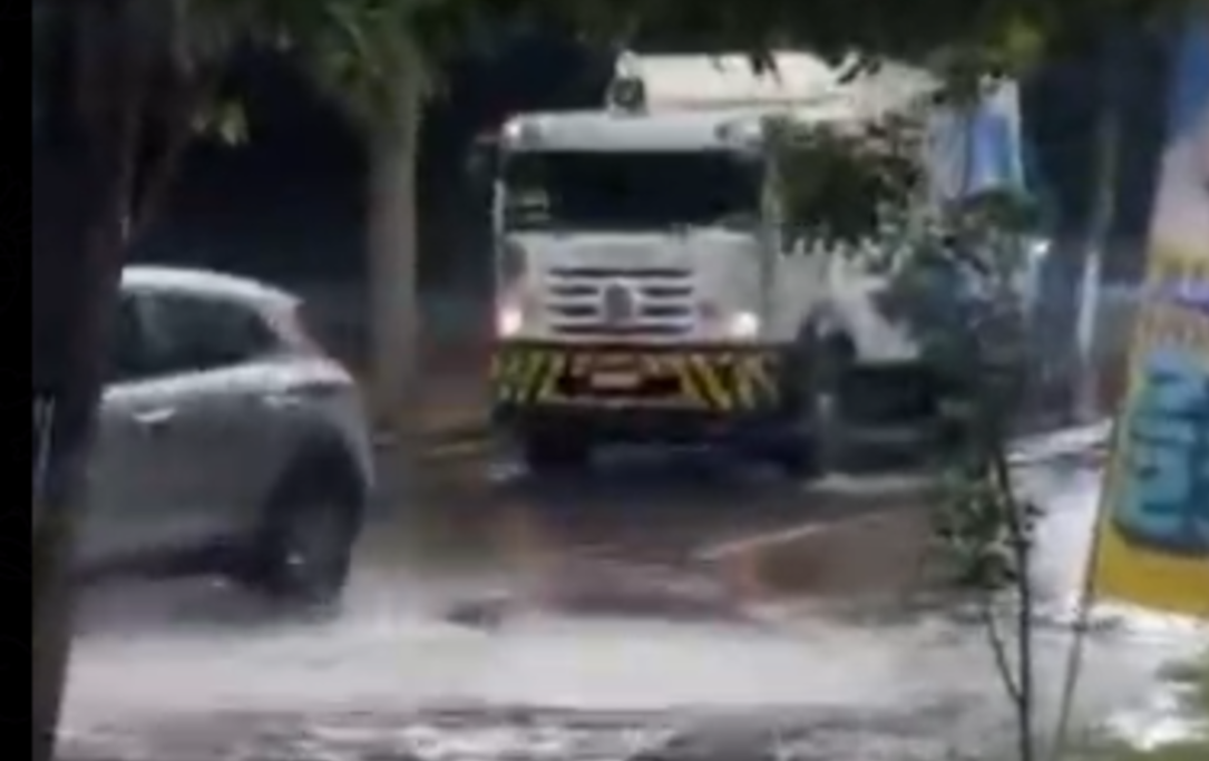 Vazamento na Avenida Prestes Maia causa alagamento e alerta motoristas em São Bernardo