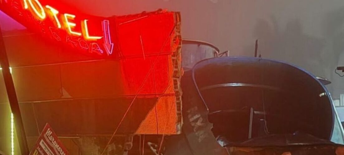 Caixa-d’água de motel desaba e atinge estrutura na Avenida Humberto de Campos, em Ribeirão Pires