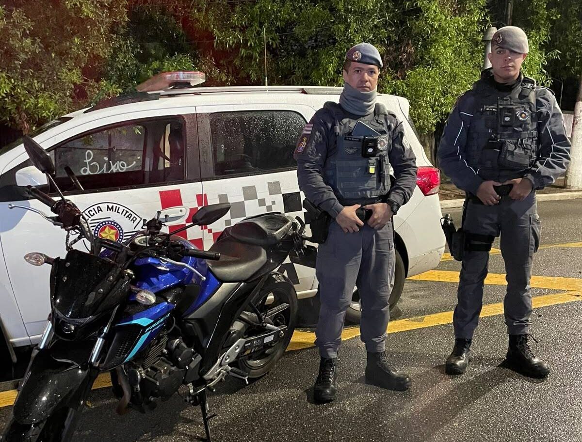 Fugiu pelo córrego, mas não escapou: PM recupera moto furtada e apreende infrator em Diadema