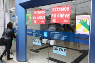 Funcionários da Caixa rejeitam proposta e mantêm greve por tempo indeterminado; 50 agências estão fechadas no ABC