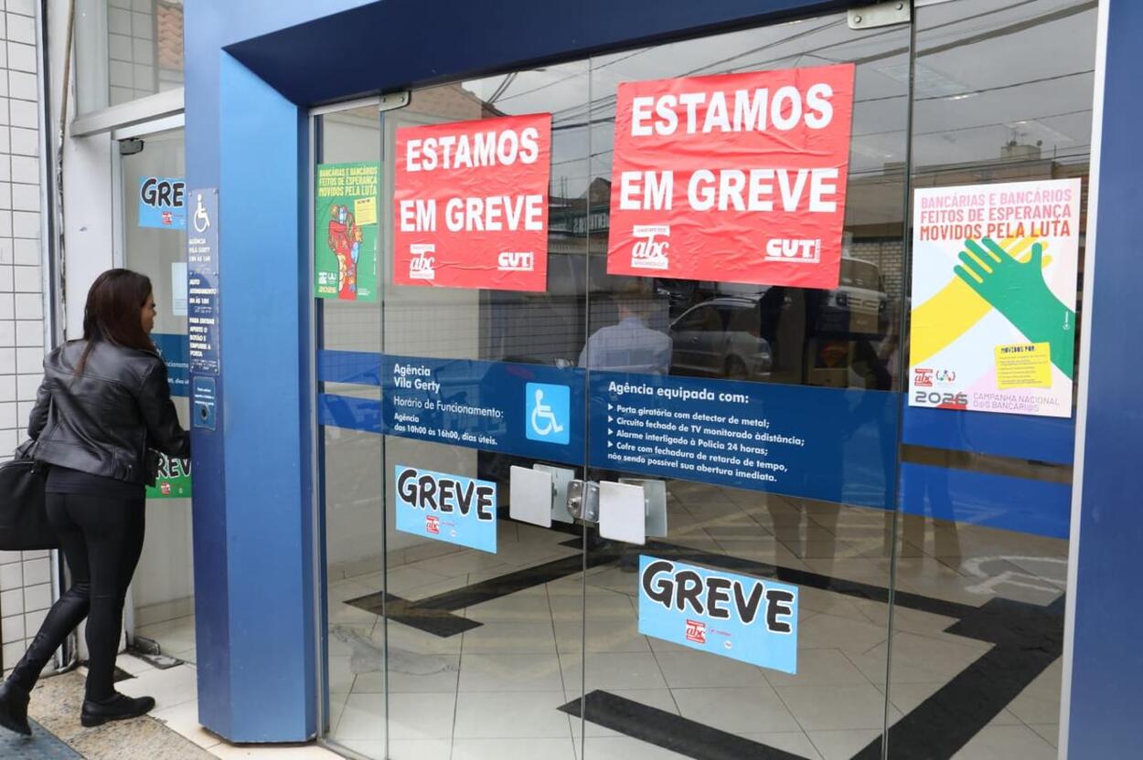 Funcionários da Caixa rejeitam proposta e mantêm greve por tempo indeterminado; 50 agências estão fechadas no ABC
