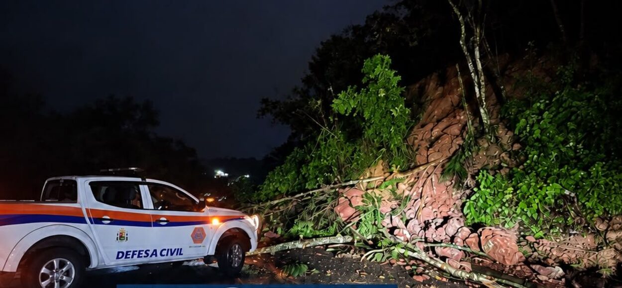 Deslizamento de barranco mobiliza Defesa Civil em Ribeirão Pires na noite desta segunda-feira
