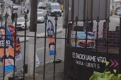 Moradora de São Bernardo denuncia abandono de estruturas de propaganda eleitoral em calçada no Taboão