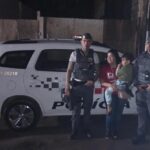 Menino autista de 6 anos desaparecido é resgatado pela PM em barranco na Zona Leste de SP