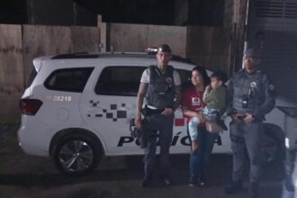Menino autista de 6 anos desaparecido é resgatado pela PM em barranco na Zona Leste de SP