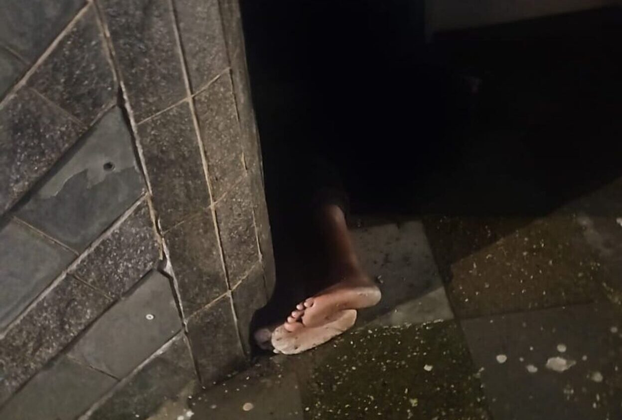 Homem em situação de rua é acolhido após pedir socorro durante chuva e frio em São Bernardo