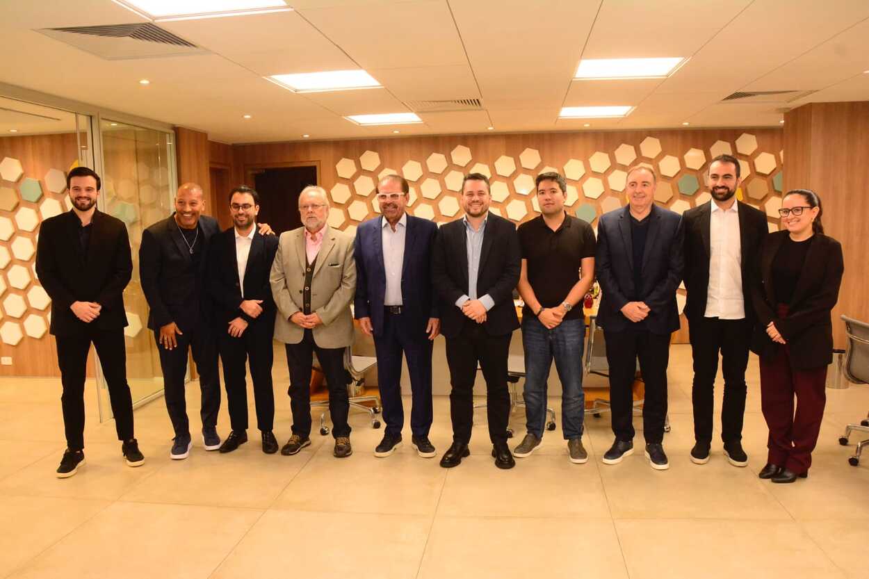 Prefeito esteve na sede da FPF acompanhado da diretoria do EC Santo André e de representantes da Tatemono, que negocia a aquisição do departamento de futebol do clube