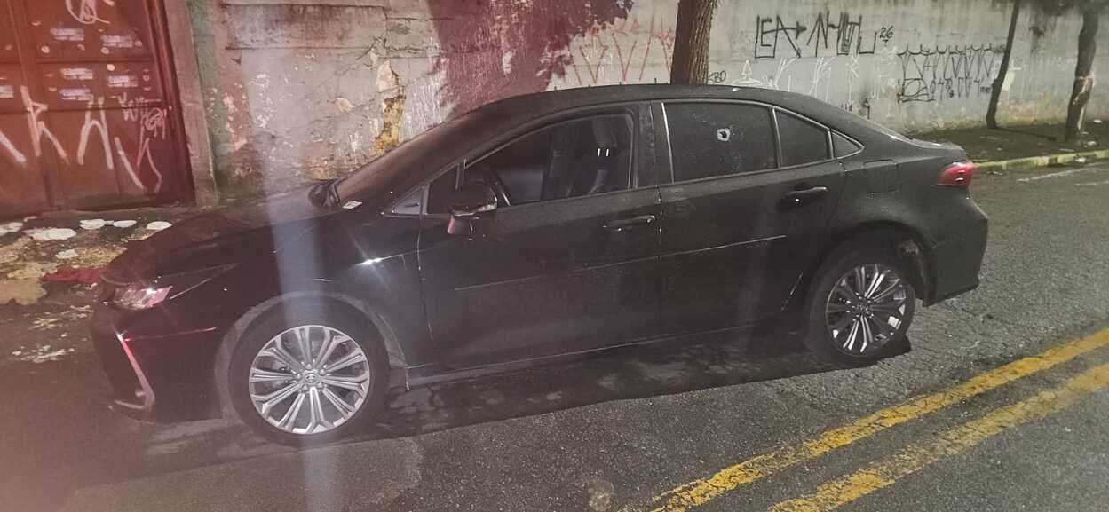 Um dos assaltantes foi atingido e morreu no local, e dois projéteis atingiram o veículo do parlamentar.