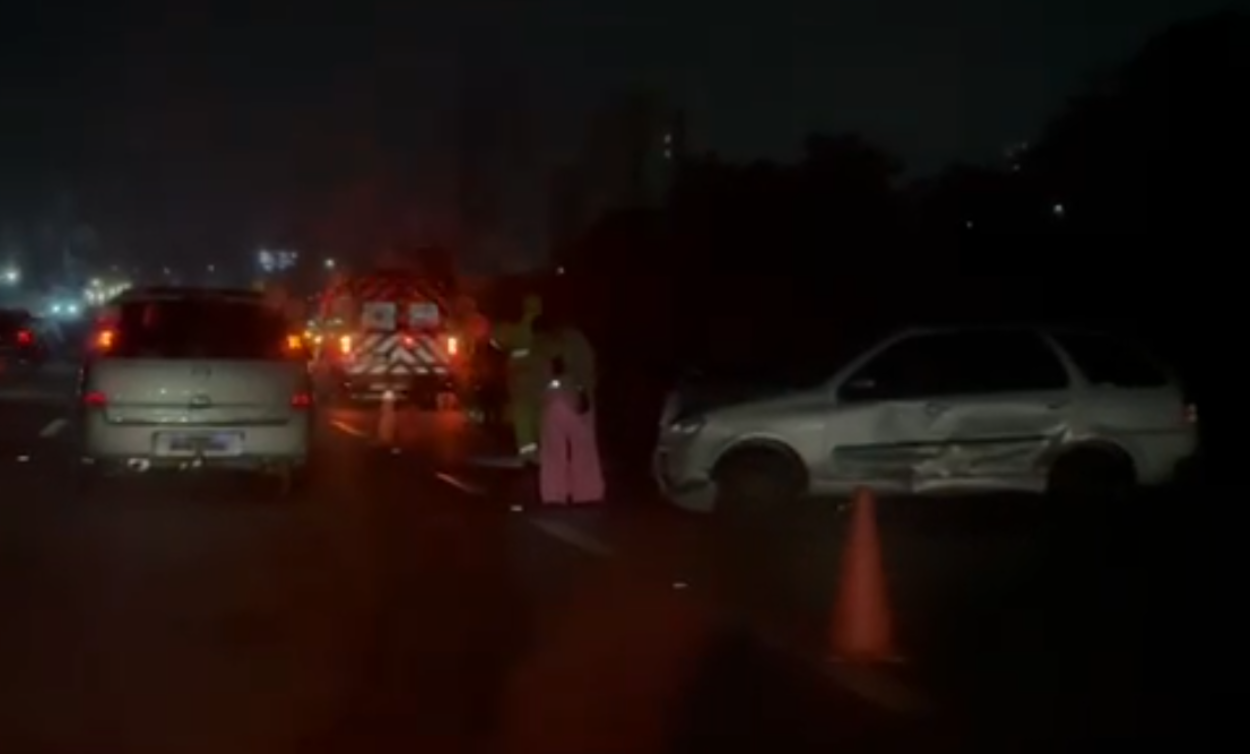 Acidente na Anchieta deixa motociclista ferido e bloqueia faixa na altura de São Bernardo