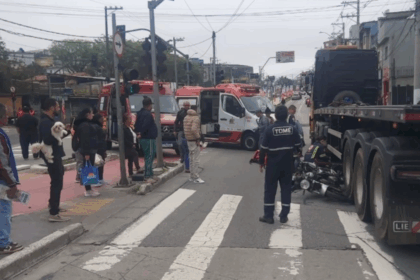 Acidente entre caminhão e moto deixa dois feridos em São Bernardo