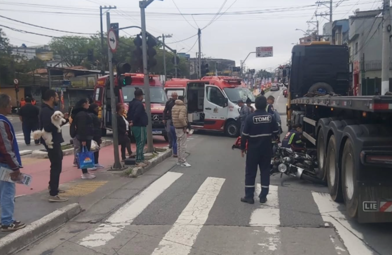 Acidente entre caminhão e moto deixa dois feridos em São Bernardo