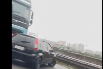 Colisão entre caminhão e carro mobiliza atendimento na Via Anchieta, em São Bernardo