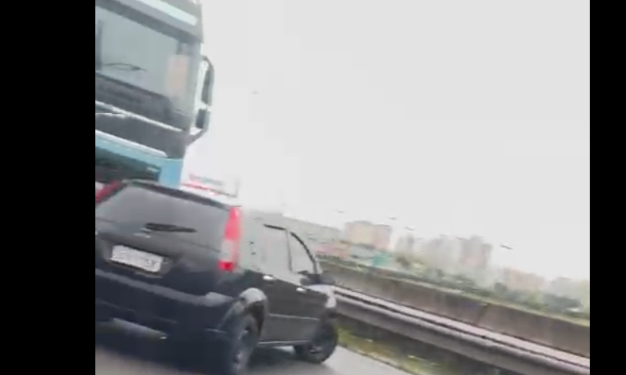 Colisão entre caminhão e carro mobiliza atendimento na Via Anchieta, em São Bernardo