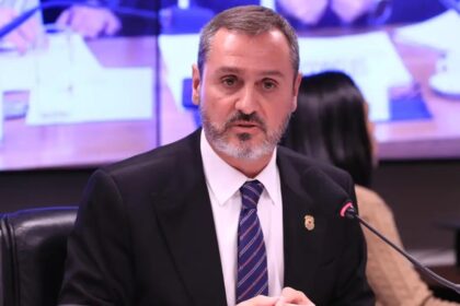 Flávio Dino anula decisão de Mendonça e reconduz Andrei Rodrigues ao comando da Polícia Federal