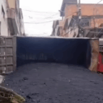 Caminhão com asfalto tomba ao tentar subir rua aclive e atinge muro de casa em São Bernardo