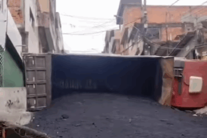 Caminhão com asfalto tomba ao tentar subir rua aclive e atinge muro de casa em São Bernardo