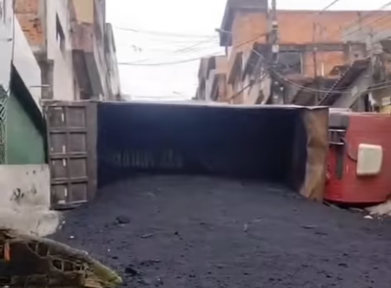 Caminhão com asfalto tomba ao tentar subir rua aclive e atinge muro de casa em São Bernardo